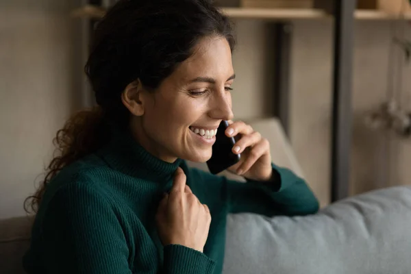 Glimlachende vrouw spreken op mobiele telefoon met vriend — Stockfoto
