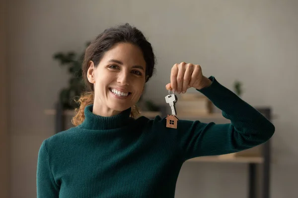 Portret van gelukkige vrouw toon sleutels naar nieuw huis — Stockfoto