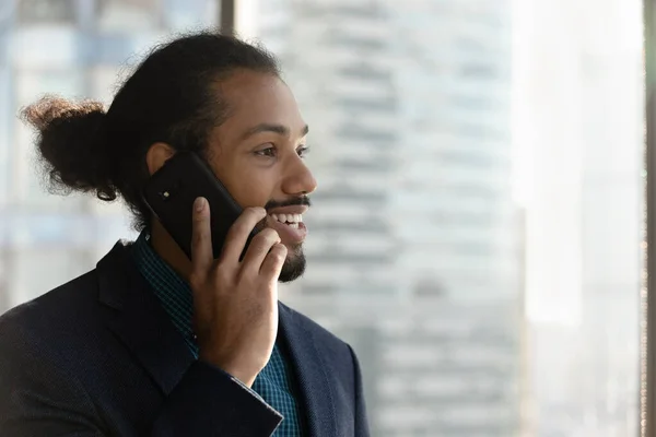 Sorrindo afro-americano homem usar celular falando com o cliente — Fotografia de Stock