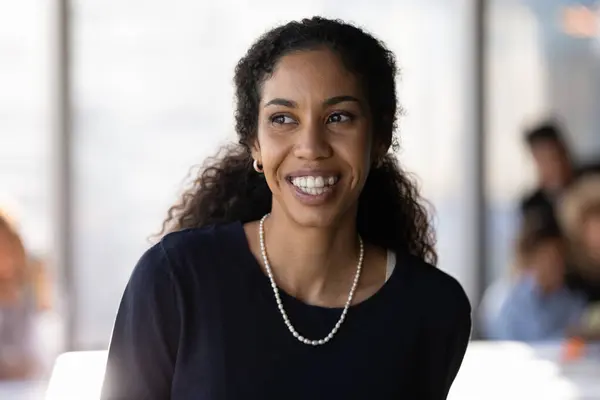 Sonriente mujer afroamericana empleada mira en la distancia —  Fotos de Stock