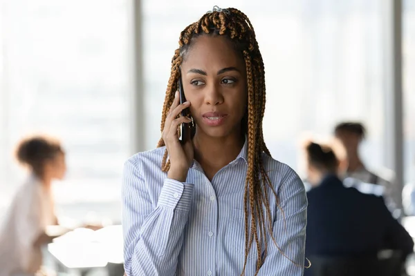 Femme afro-américaine parler sur smartphone au bureau — Photo