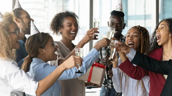 Heureux collègues divers célèbrent dans le bureau ensemble — Photo