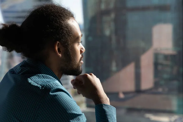 Pensativo hombre afroamericano mira a distancia pensando — Foto de Stock