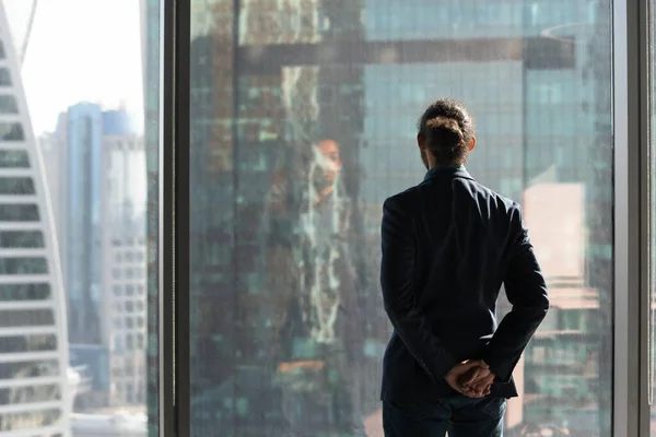 Vista posteriore di uomo d'affari guardare a distanza pensando — Foto Stock