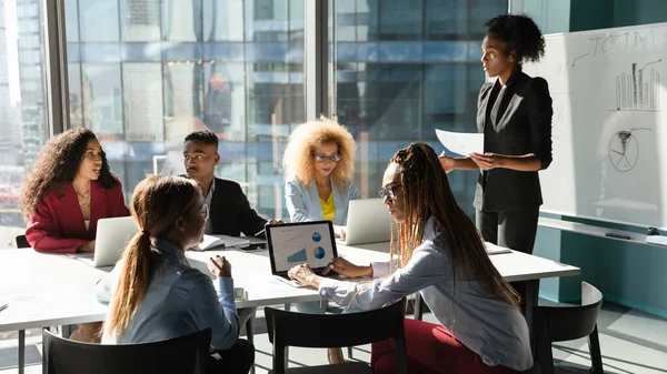 Ethnic businesswoman lead meeting with businesspeople in office — Stock Photo, Image