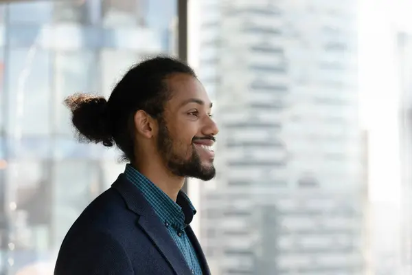 Sonriente hombre afroamericano mira a lo lejos pensando — Foto de Stock