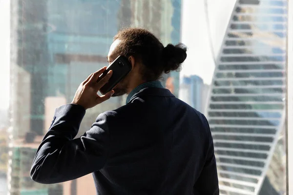 Seriöser Geschäftsmann spricht mit Partner auf Smartphone — Stockfoto