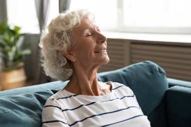 Rahat orta yaşlı, olgun, ağarmış, temiz hava soluyan kadın..