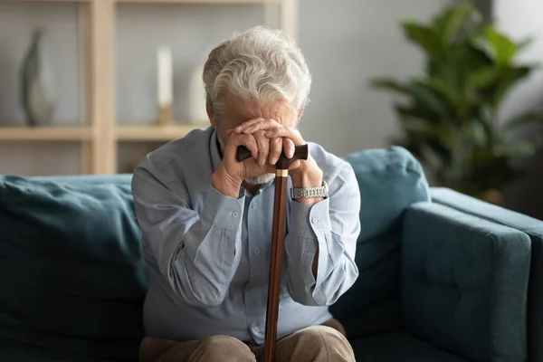 Разочарованный пожилой инвалид седой человек чувствует себя одиноким дома. — стоковое фото