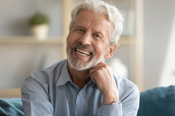 Портрет счастливого пенсионера средних лет. — стоковое фото