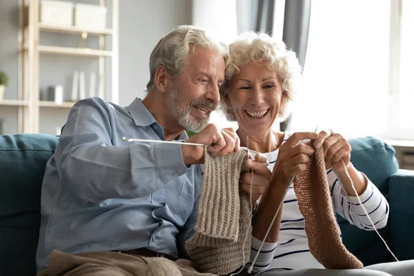 Mujer madura feliz enseñanza sonriente marido mayor tejer. —  Fotos de Stock