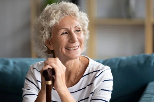 Sonriendo abuela madura con discapacidad para caminar mirando a la distancia. — Foto de Stock