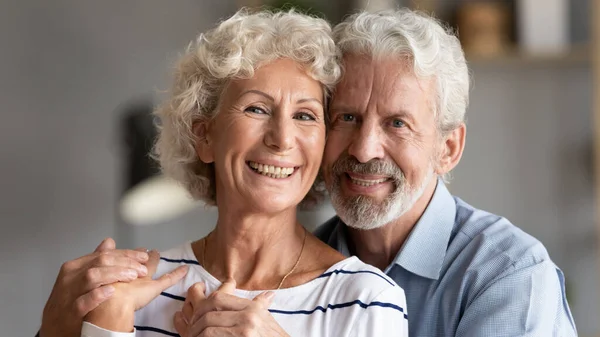 Portrait de sourire collant vieux couple de famille se sentant heureux ensemble. — Photo