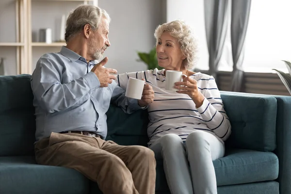 Vinculación afectuosa familia pareja bebiendo café de la mañana. — Foto de Stock