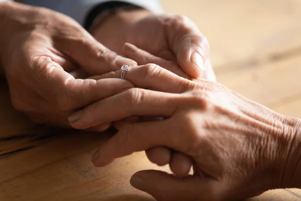 Anciano senior hombre haciendo matrimonio propuesta a mujer. — Foto de Stock