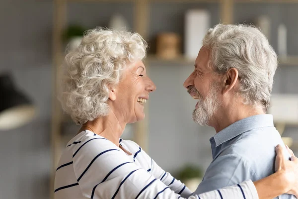Glimlachend oud volwassen familie paar tonen tedere zoete gevoelens. — Stockfoto