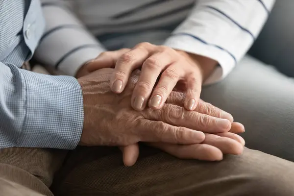 Anziani affettuosa donna che mostra amore per il marito maturo. — Foto Stock