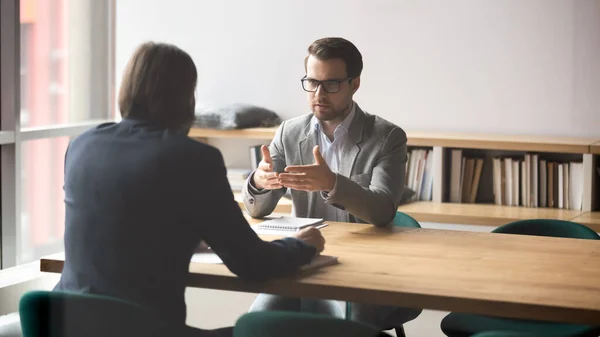 Dos socios masculinos exitosos negocian ideas de proyectos en la sala de juntas. — Foto de Stock