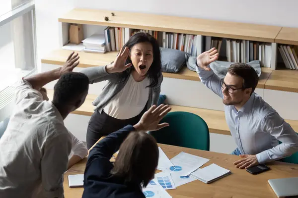 韓国の成熟した指導者が5人の多様な同僚に高い評価を与えた. — ストック写真