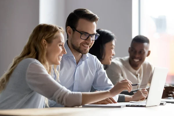 Glad ung kvinnlig anställd diskuterar online-projekt med chefen. — Stockfoto