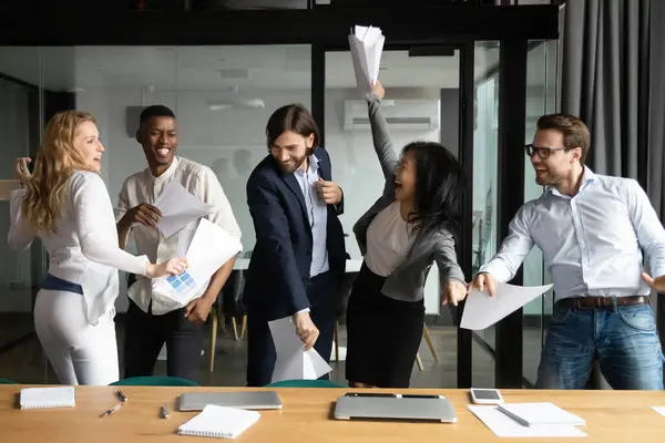 Alegre feliz joven y mayor gente de negocios multirracial divertirse. — Foto de Stock