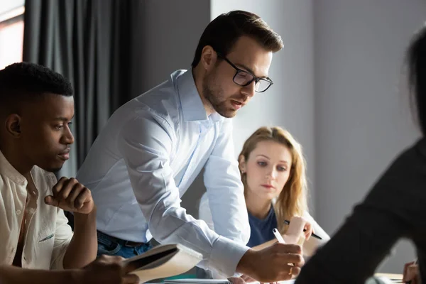 Verkställande direktör analysera finansiella papper dokument vid briefing möte. — Stockfoto