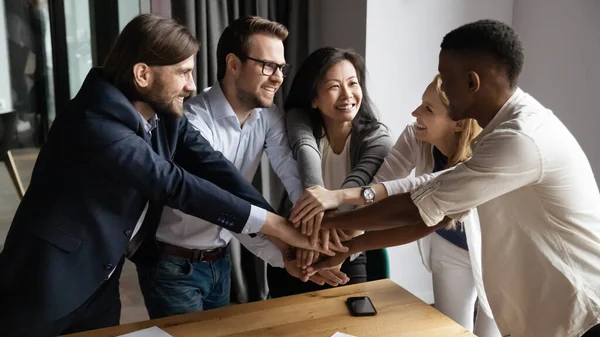 Animado feliz diversos colegas fortalecendo espírito de equipe. — Fotografia de Stock