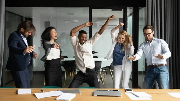 Fou émotionnel multiracial gens d'affaires ayant du plaisir dans le bureau. — Photo