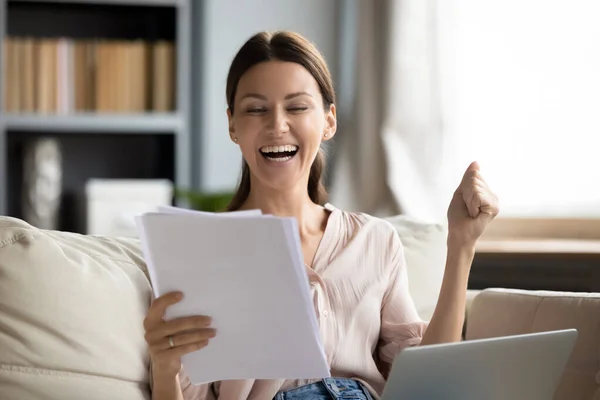 Mujer alegre leyendo buenas noticias en la carta, celebrando el éxito — Foto de Stock
