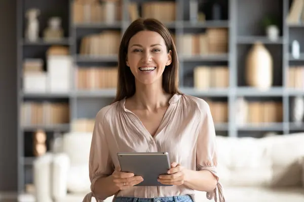 Hlava záběr portrét usmívající se žena drží počítač tablet v rukou — Stock fotografie