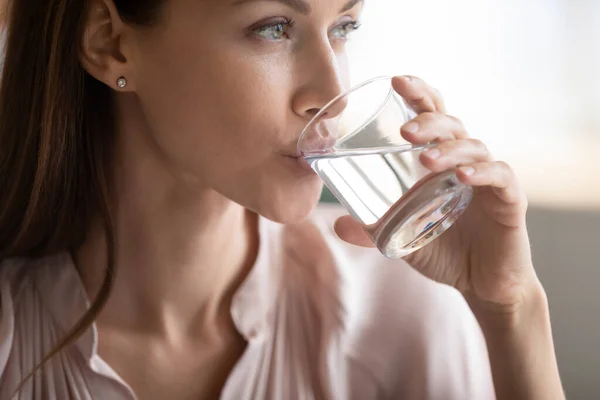 Zblízka atraktivní žena pití čisté čerstvé minerální vody — Stock fotografie