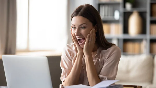 Close-up overjoyed verrast vrouw op zoek naar laptop scherm — Stockfoto