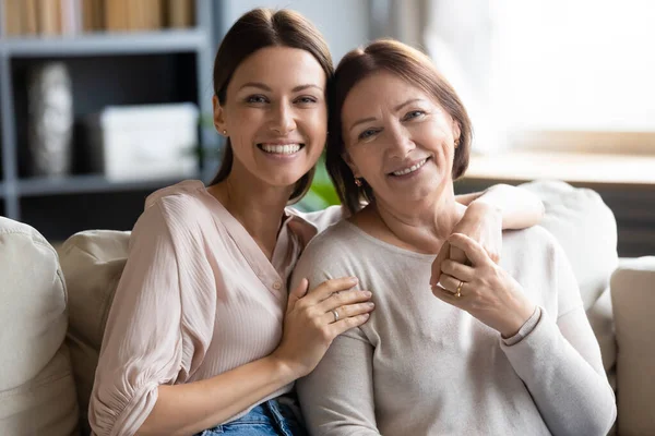 Hoofd schot portret glimlachende jonge vrouw knuffelen volwassen moeder — Stockfoto