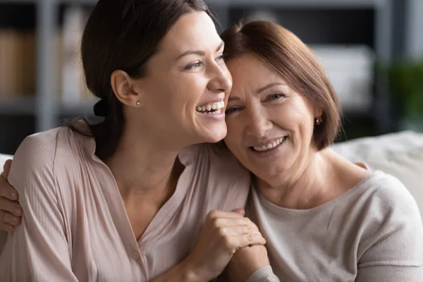 Close up sorridente madre matura e adulta figlia coccole — Foto Stock