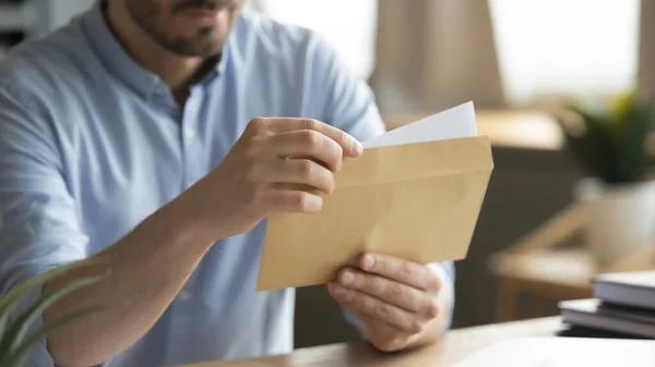 Tutup anak muda membuka amplop dengan korespondensi kertas. — Stok Foto