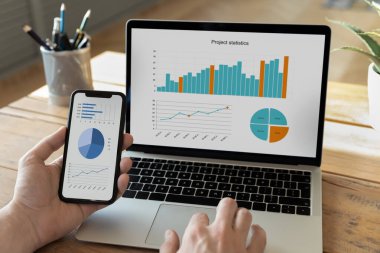 Proje istatistiklerini analiz eden genç erkek CEO yönetici veya ekonomist.