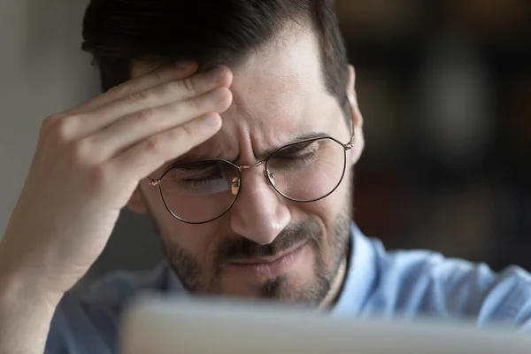 Infeliz joven empresario agotado que sufre de dolor de cabeza. — Foto de Stock