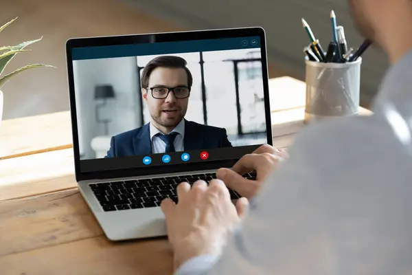 Zakenman houdt videogespreksvergadering met partner. — Stockfoto