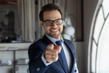 Gülümseyen İnsan Kaynakları Müdürü kamerayı işaret ediyor.