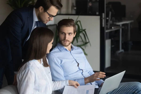 Colleghi ravvicinati che lavorano insieme al progetto, utilizzando laptop — Foto Stock