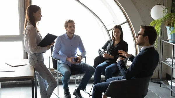 Confiado mentor de hombre de negocios que lidera la reunión informativa, diversos colegas discutiendo proyecto — Foto de Stock