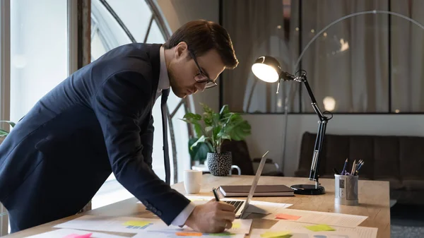 Close up empresário confiante vestindo óculos escrevendo notas em adesivos — Fotografia de Stock