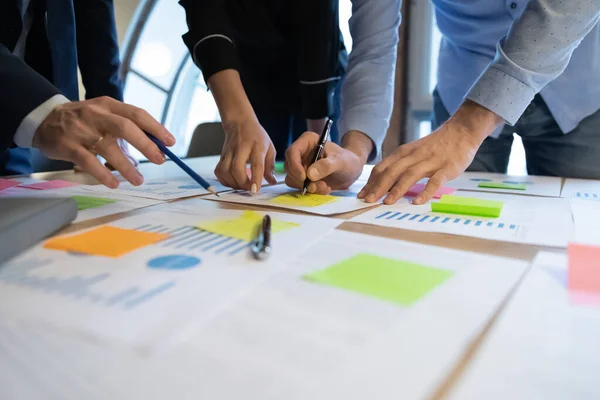 Close-up van diverse medewerkers die werken aan financiële projectstatistieken — Stockfoto