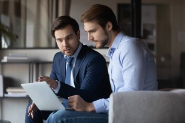Proje üzerinde birlikte çalışan meslektaşlar, kendine güvenen akıl hocası stajyer.