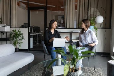 Çeşitli meslektaşlar birlikte çalışıyor, projeyi tartışıyor, fikirleri paylaşıyor.