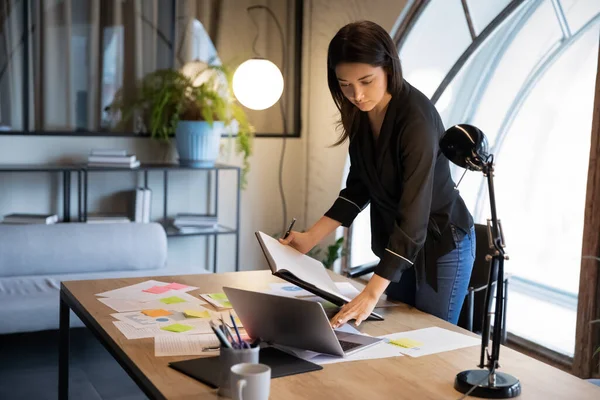 Confident Indian businesswoman working with project statistics in office — Stock Photo, Image