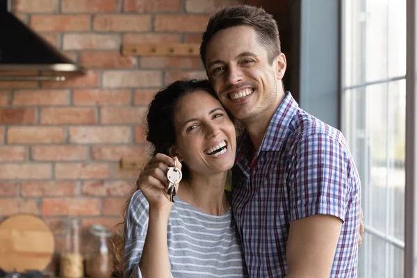 Портрет счастливой пары показывает ключи от нового дома — стоковое фото