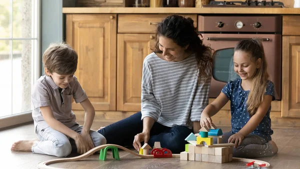 Vue bannière de maman heureuse jouer à des jouets avec des enfants — Photo