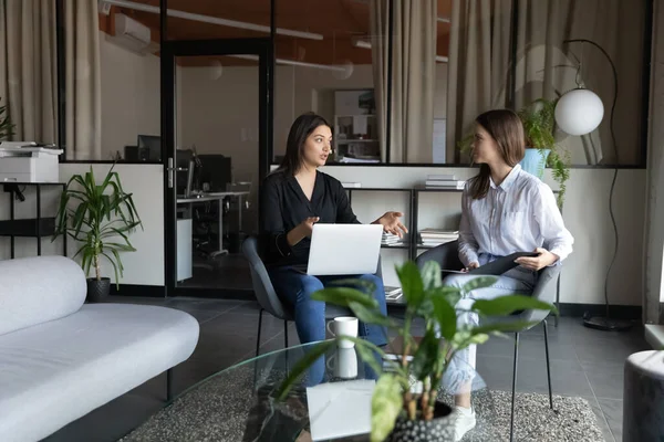 Diversos colegas trabajando juntos, discutiendo proyectos, compartiendo ideas — Foto de Stock