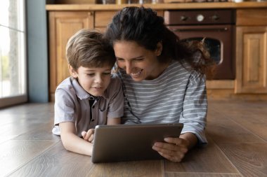 Mutlu anne, oğlunla tablette eğlen.
